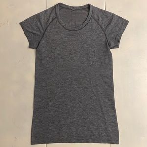 Lululemon’s Swiftly Tech Crew Neck T in charcoal gray (size 6)